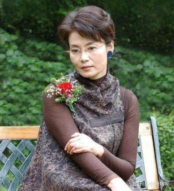 男演员潘虹的温馨日常风采展示